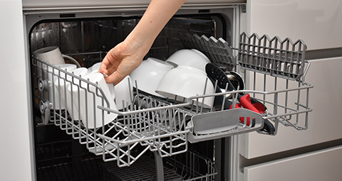 Geschirrsp&uuml;ler: Das passende Sp&uuml;lprogramm spart Strom und Wasser. Wichtig ist aber auch eine entsprechende Lebensdauer, die nicht selbstverst&auml;ndlich ist. (Bild: Vladyslav Lehir/Shutterstock.com)